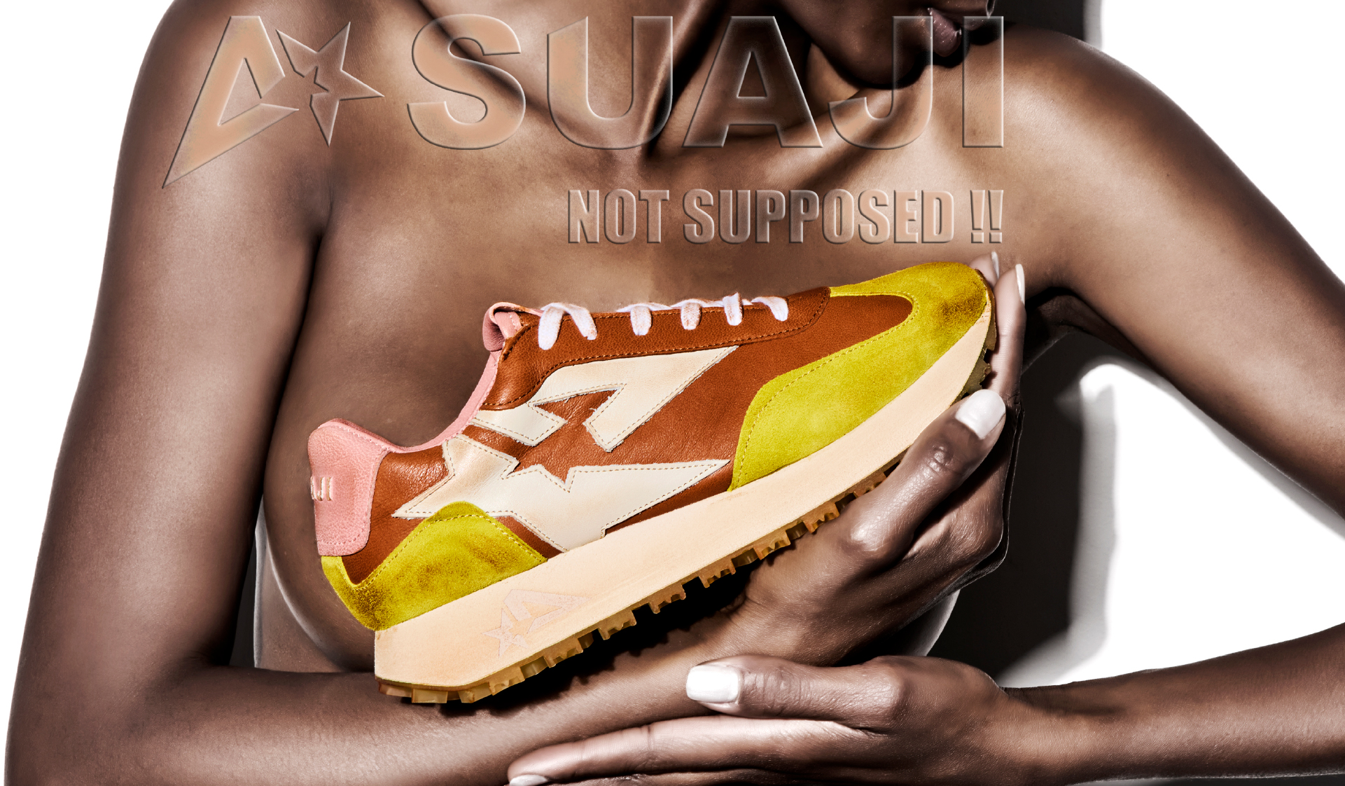 Chica modelo con unas sneakers Suaji en las manos