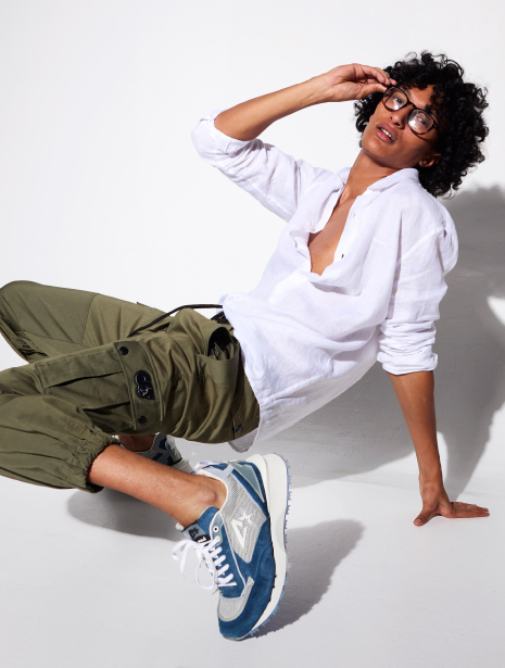 sneakers-premium Modelo con sneakers Suaji