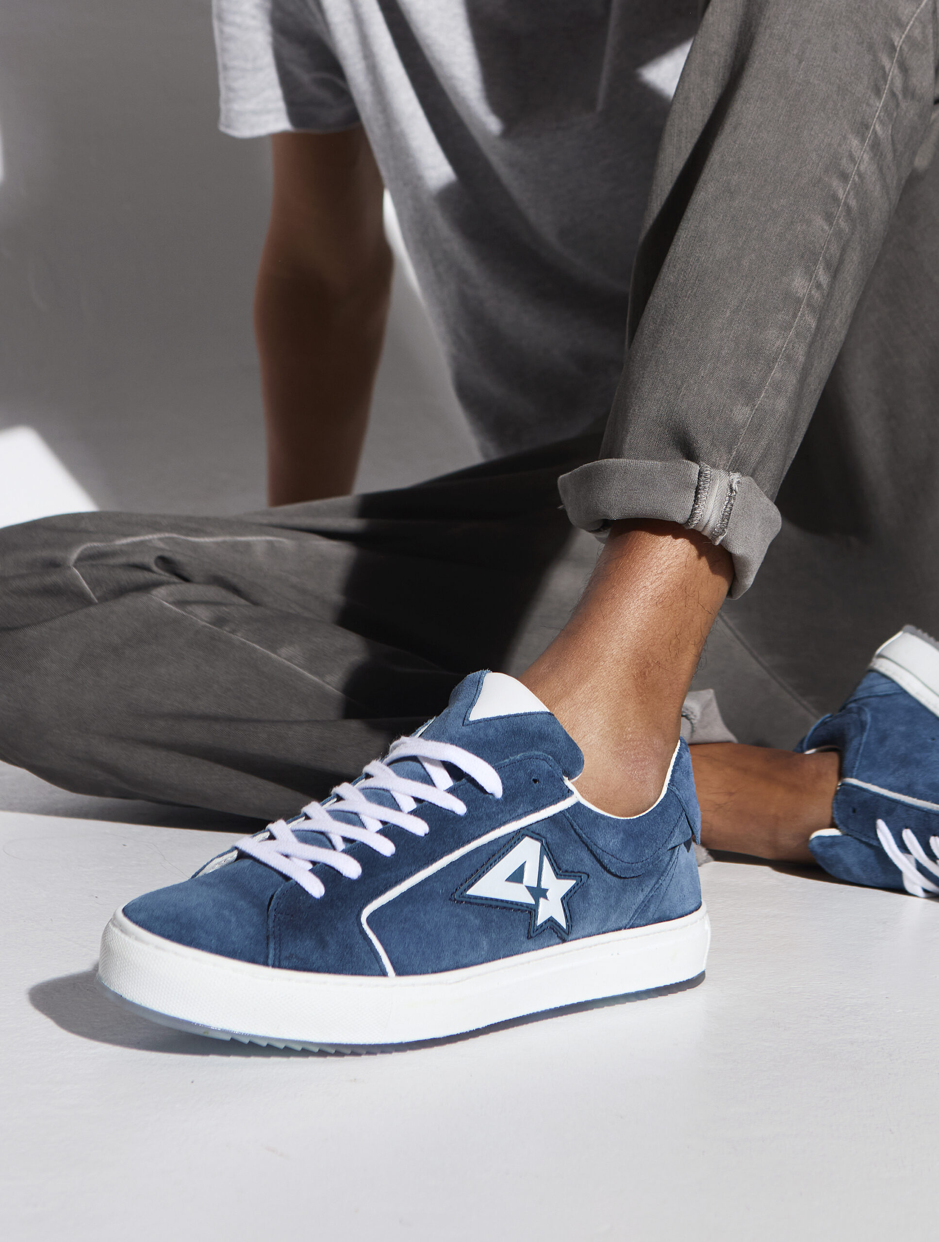 Modelo con sneakers Suaji