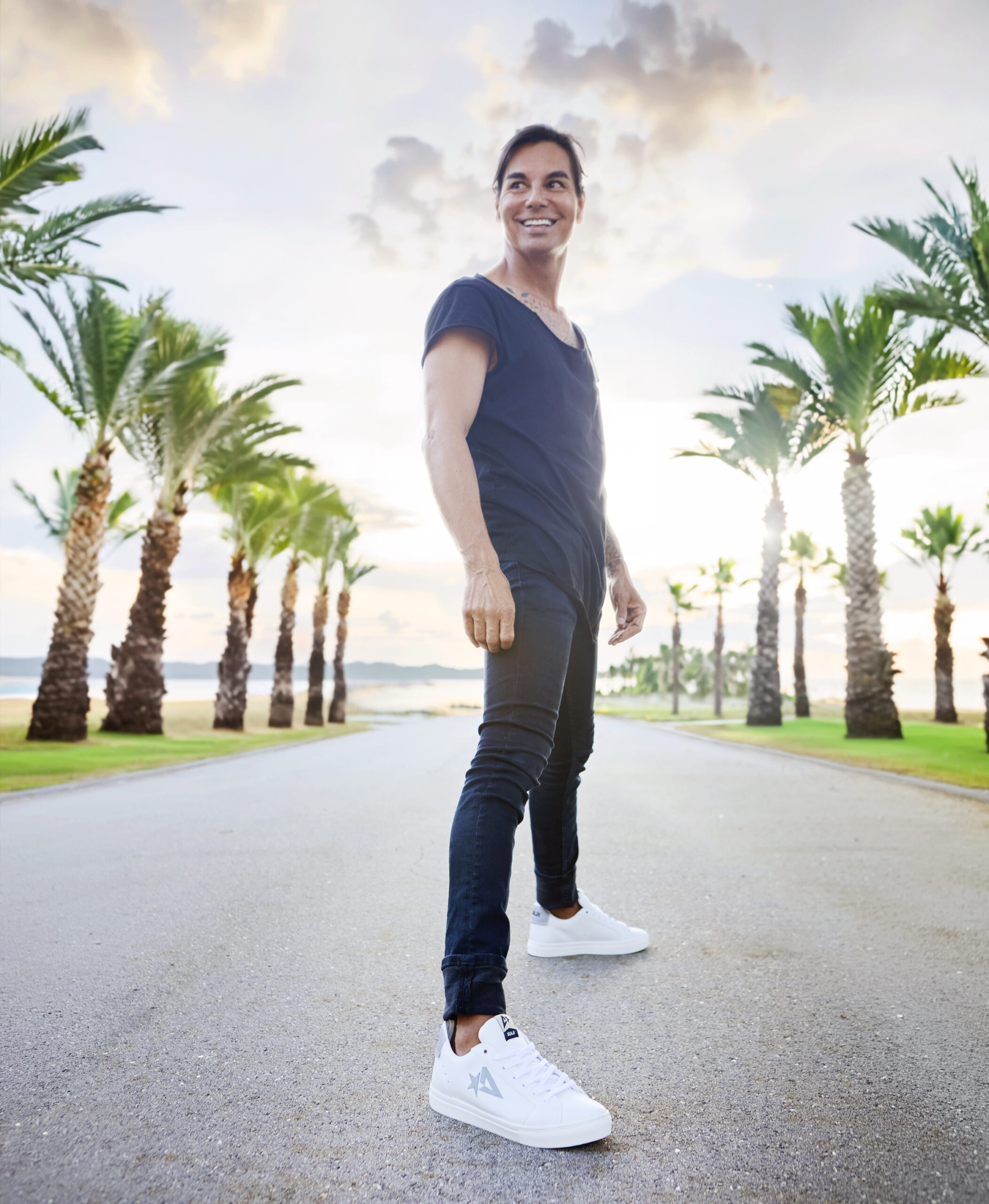 Modelo sobre un sofá, con sneakers Suaji